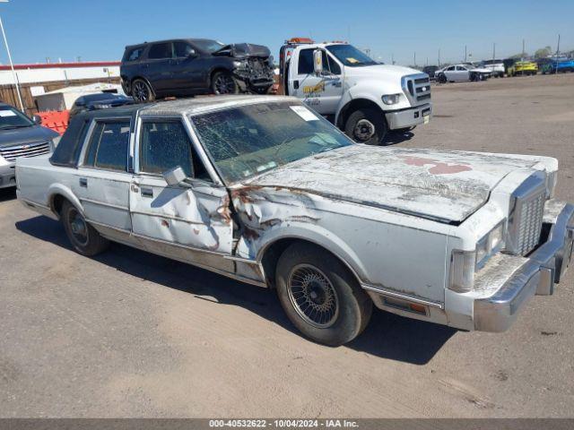  Salvage Lincoln Towncar