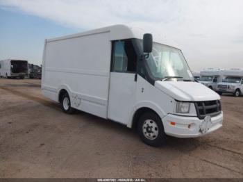  Salvage Isuzu Commercial Van