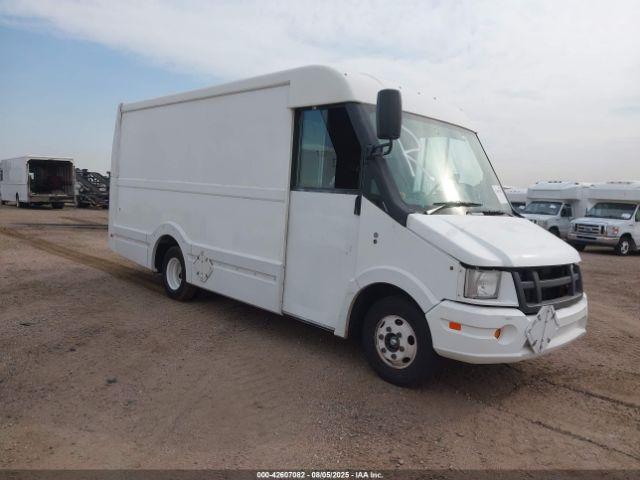  Salvage Isuzu Commercial Van
