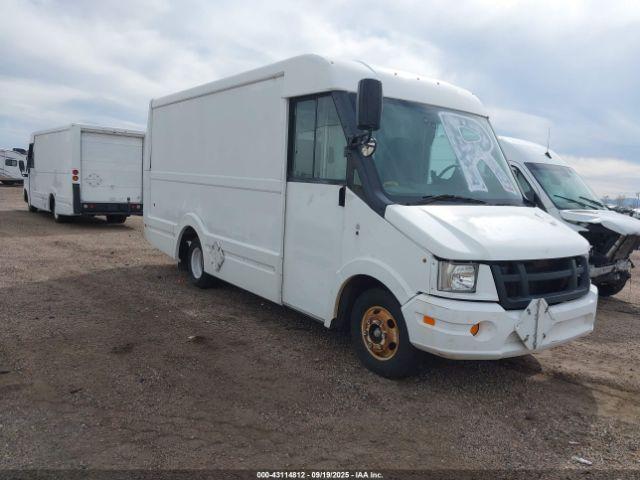  Salvage Isuzu Commercial Van