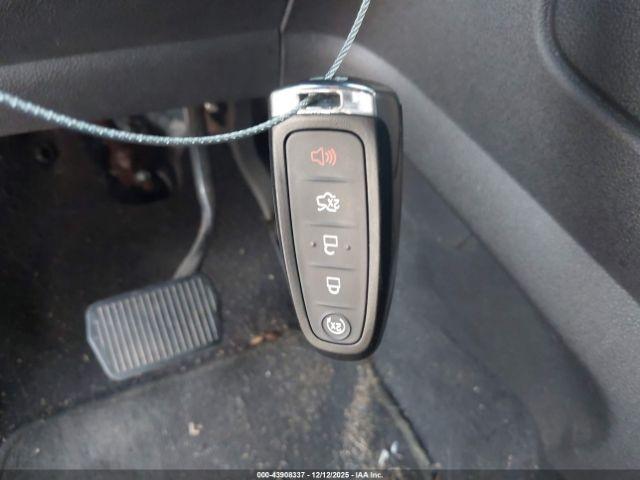 Ford Escape Titanium Image 8