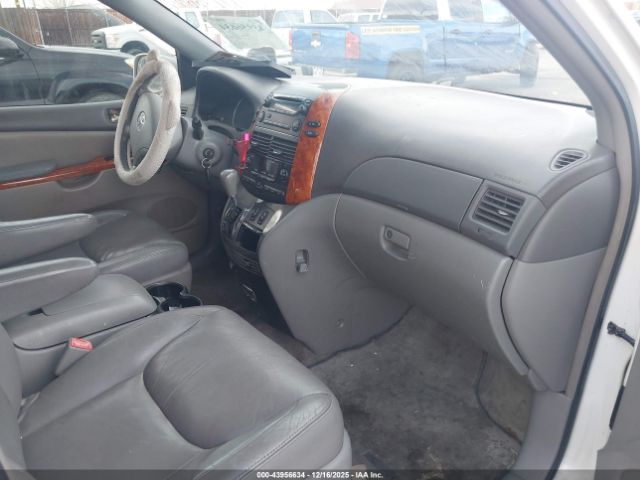 Toyota Sienna Xle Image 8