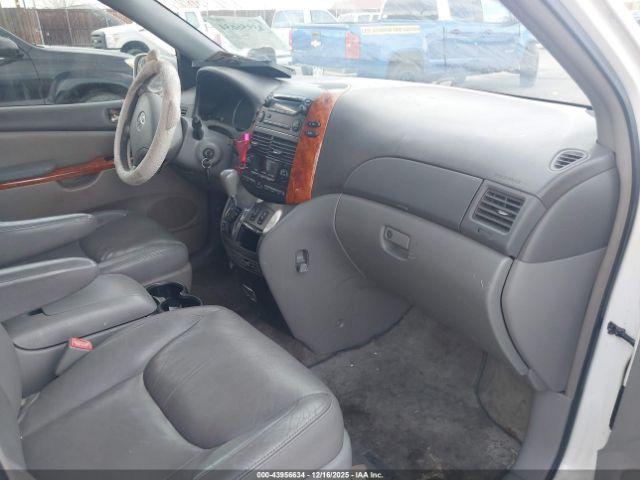 Toyota Sienna Xle Image 8