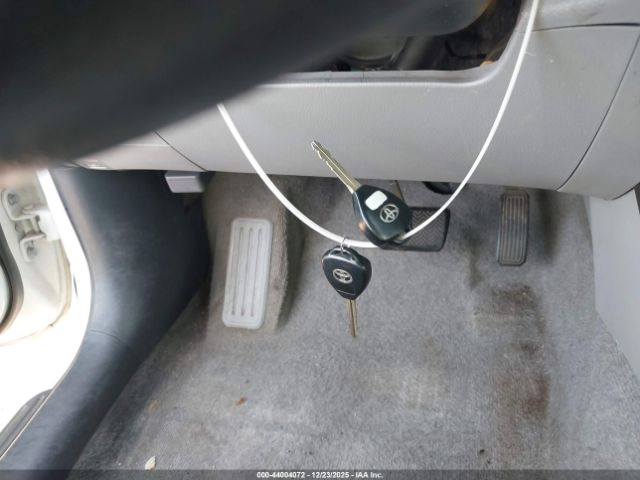 Toyota RAV4 Base V6 Image 11