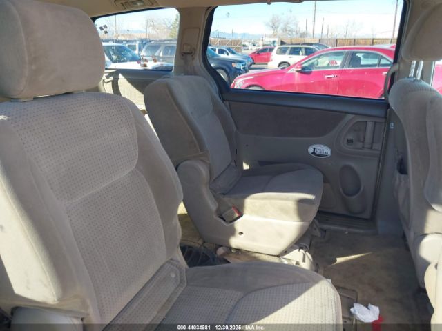 Toyota Sienna Le Image 4