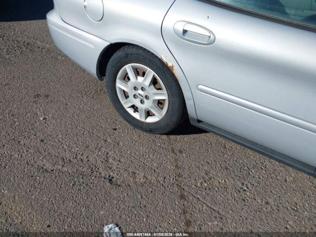 Ford Taurus Se Image 2