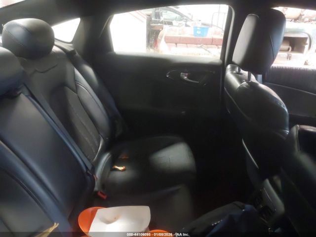 Chrysler 200 S Image 9