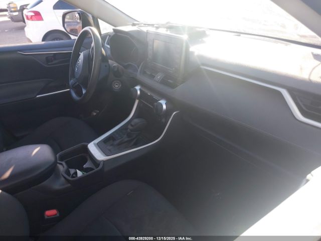 Toyota RAV4 Le Image 12