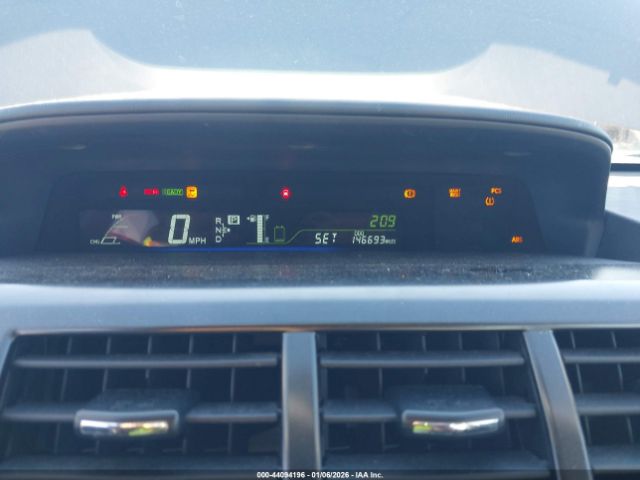 Toyota Prius v Five Image 2