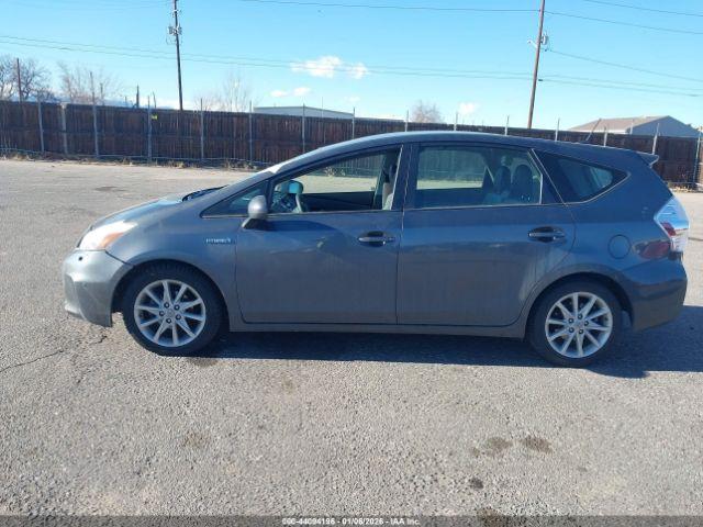 Toyota Prius v Five Image 3