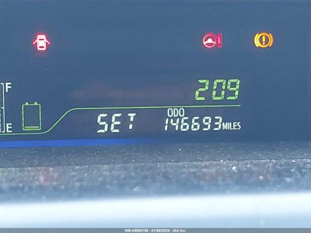 Toyota Prius v Five Image 5