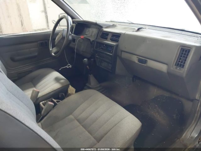 Nissan Truck King Cab Image 10