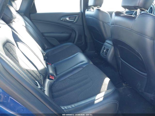 Chrysler 200 S Image 6